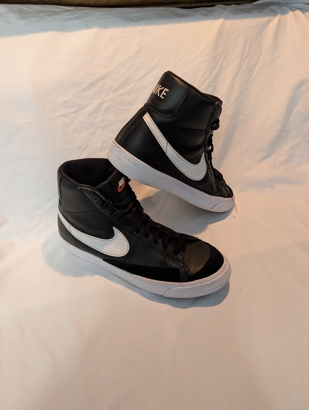 NIKE BLAZER MID 77 GS ATHLETIC SNEAKER, 6.5 Y, 6.5 MEN, 8 WOMEN